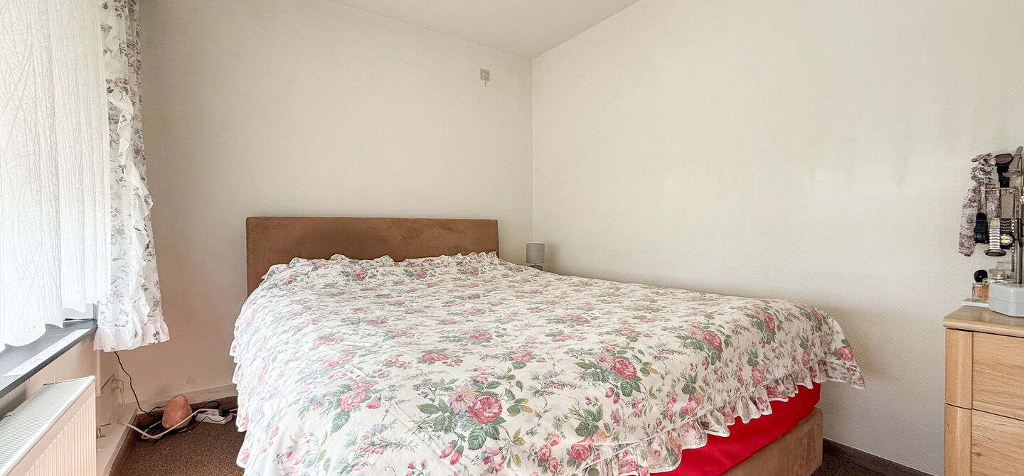 Ontdek deze instapklare woning aan de Oudstrijderslaan 37 in Heusden-Zolder, een ideale gezinswoning die in 2017 volledig gerenoveerd werd. Met maar liefst 4 slaapkamers, een vernieuwd dak, ramen en deuren in PVC met dubbel glas én rolluiken, geniet je h
