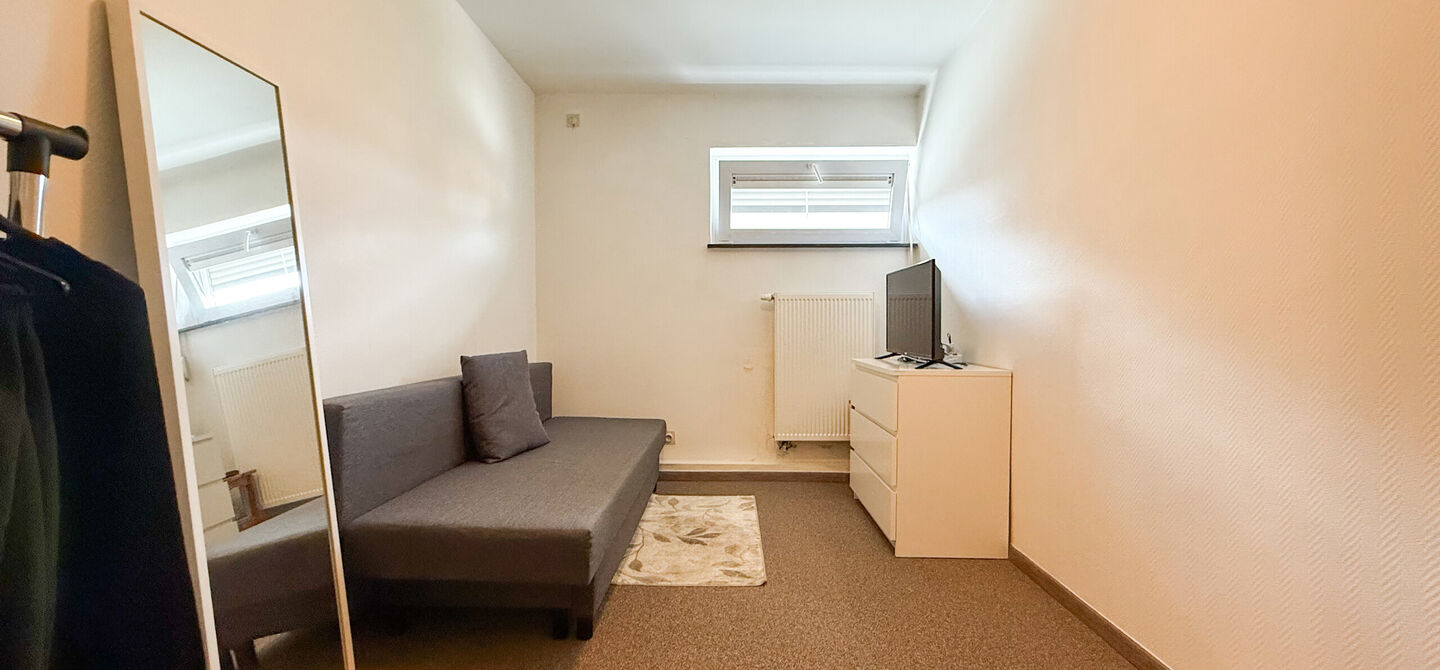 Ontdek deze instapklare woning aan de Oudstrijderslaan 37 in Heusden-Zolder, een ideale gezinswoning die in 2017 volledig gerenoveerd werd. Met maar liefst 4 slaapkamers, een vernieuwd dak, ramen en deuren in PVC met dubbel glas én rolluiken, geniet je h