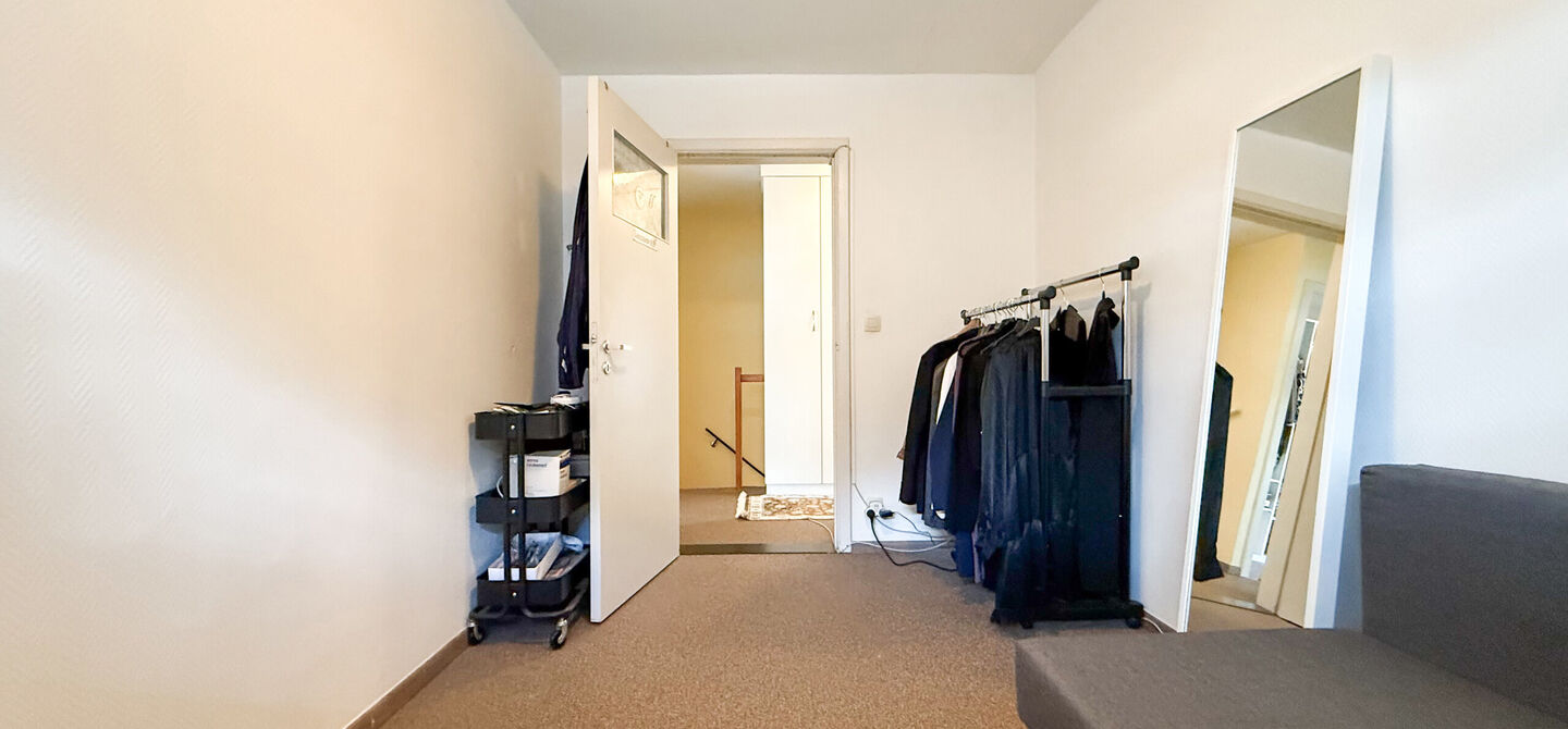 Ontdek deze instapklare woning aan de Oudstrijderslaan 37 in Heusden-Zolder, een ideale gezinswoning die in 2017 volledig gerenoveerd werd. Met maar liefst 4 slaapkamers, een vernieuwd dak, ramen en deuren in PVC met dubbel glas én rolluiken, geniet je h