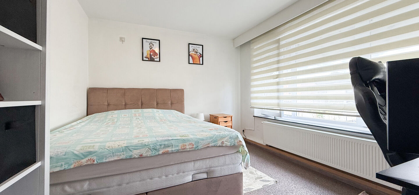 Ontdek deze instapklare woning aan de Oudstrijderslaan 37 in Heusden-Zolder, een ideale gezinswoning die in 2017 volledig gerenoveerd werd. Met maar liefst 4 slaapkamers, een vernieuwd dak, ramen en deuren in PVC met dubbel glas én rolluiken, geniet je h
