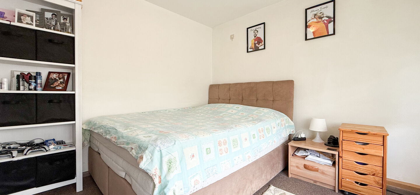 Ontdek deze instapklare woning aan de Oudstrijderslaan 37 in Heusden-Zolder, een ideale gezinswoning die in 2017 volledig gerenoveerd werd. Met maar liefst 4 slaapkamers, een vernieuwd dak, ramen en deuren in PVC met dubbel glas én rolluiken, geniet je h
