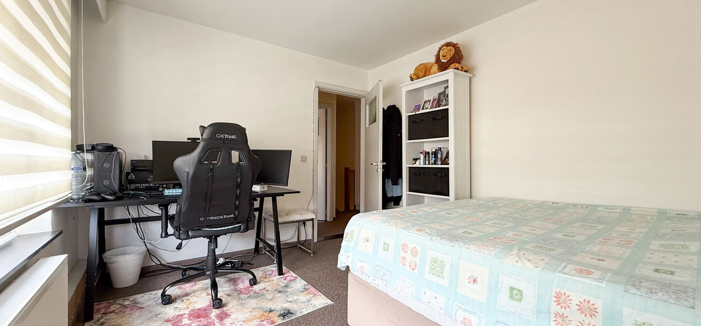 Ontdek deze instapklare woning aan de Oudstrijderslaan 37 in Heusden-Zolder, een ideale gezinswoning die in 2017 volledig gerenoveerd werd. Met maar liefst 4 slaapkamers, een vernieuwd dak, ramen en deuren in PVC met dubbel glas én rolluiken, geniet je h