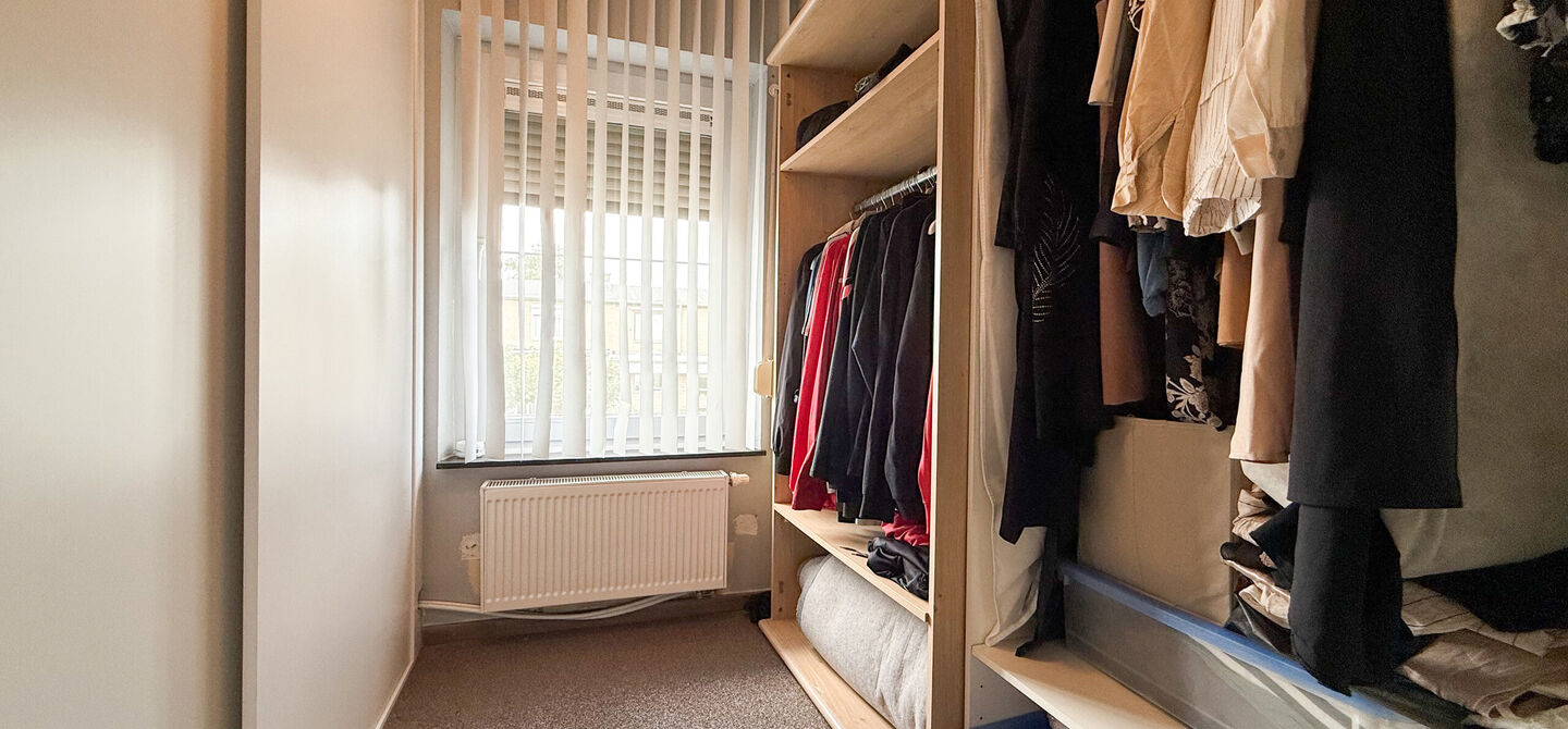 Ontdek deze instapklare woning aan de Oudstrijderslaan 37 in Heusden-Zolder, een ideale gezinswoning die in 2017 volledig gerenoveerd werd. Met maar liefst 4 slaapkamers, een vernieuwd dak, ramen en deuren in PVC met dubbel glas én rolluiken, geniet je h