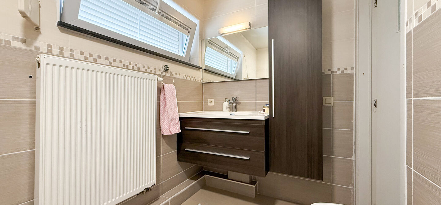Ontdek deze instapklare woning aan de Oudstrijderslaan 37 in Heusden-Zolder, een ideale gezinswoning die in 2017 volledig gerenoveerd werd. Met maar liefst 4 slaapkamers, een vernieuwd dak, ramen en deuren in PVC met dubbel glas én rolluiken, geniet je h