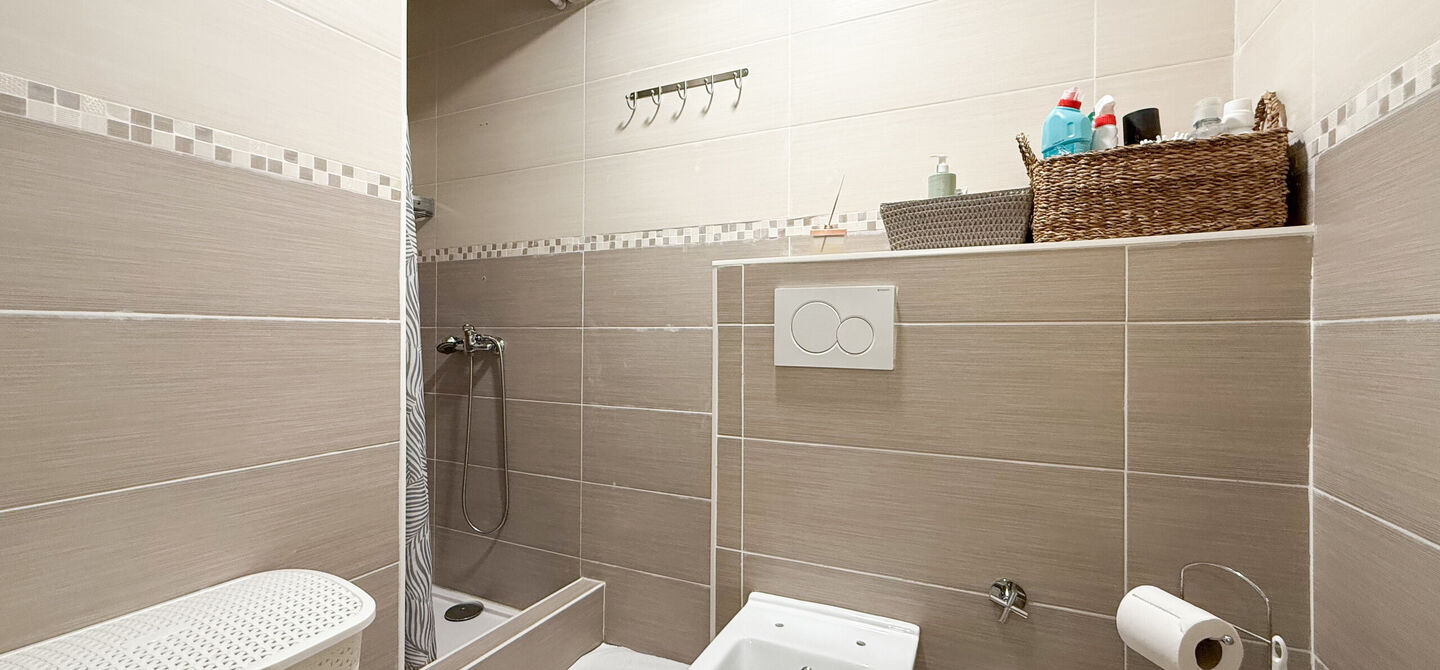 Ontdek deze instapklare woning aan de Oudstrijderslaan 37 in Heusden-Zolder, een ideale gezinswoning die in 2017 volledig gerenoveerd werd. Met maar liefst 4 slaapkamers, een vernieuwd dak, ramen en deuren in PVC met dubbel glas én rolluiken, geniet je h