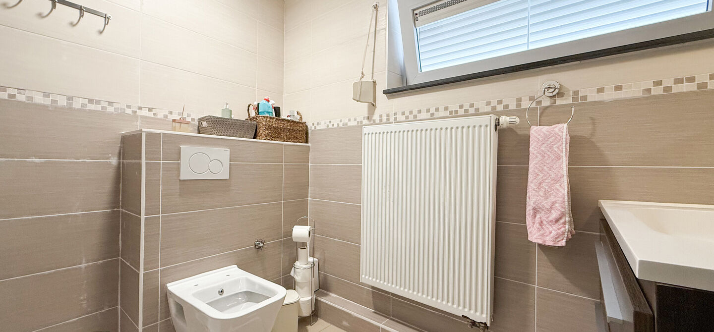 Ontdek deze instapklare woning aan de Oudstrijderslaan 37 in Heusden-Zolder, een ideale gezinswoning die in 2017 volledig gerenoveerd werd. Met maar liefst 4 slaapkamers, een vernieuwd dak, ramen en deuren in PVC met dubbel glas én rolluiken, geniet je h
