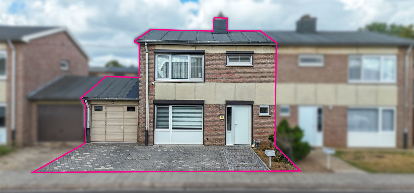 Ontdek deze instapklare woning aan de Oudstrijderslaan 37 in Heusden-Zolder, een ideale gezinswoning die in 2017 volledig gerenoveerd werd. Met maar liefst 4 slaapkamers, een vernieuwd dak, ramen en deuren in PVC met dubbel glas én rolluiken, geniet je h