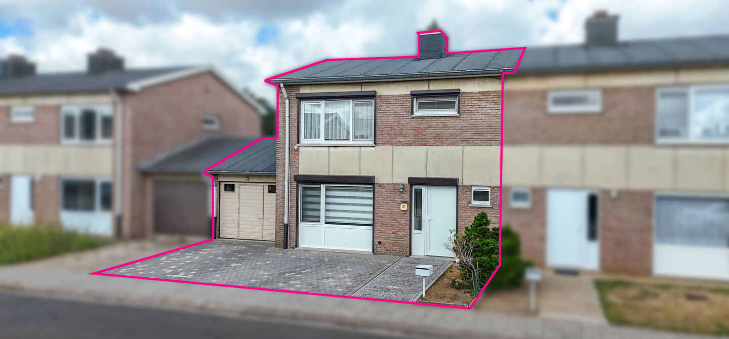 Ontdek deze instapklare woning aan de Oudstrijderslaan 37 in Heusden-Zolder, een ideale gezinswoning die in 2017 volledig gerenoveerd werd. Met maar liefst 4 slaapkamers, een vernieuwd dak, ramen en deuren in PVC met dubbel glas én rolluiken, geniet je h