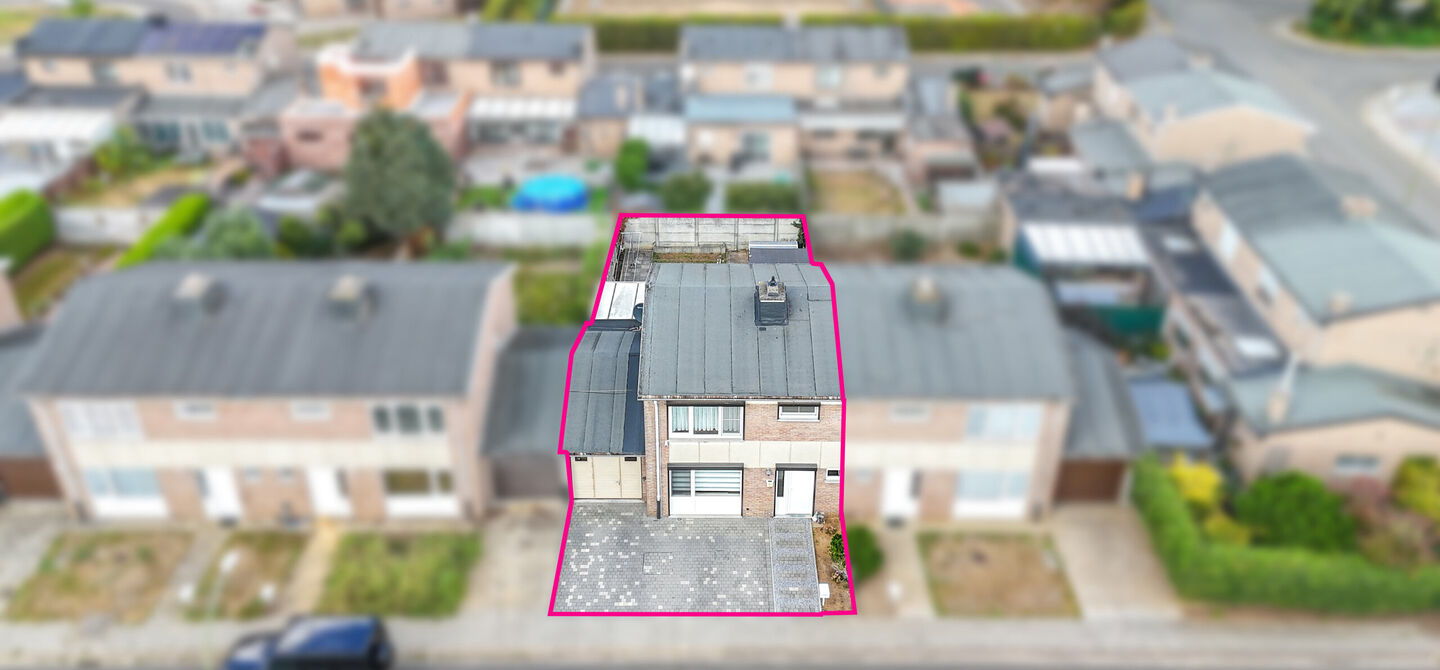 Ontdek deze instapklare woning aan de Oudstrijderslaan 37 in Heusden-Zolder, een ideale gezinswoning die in 2017 volledig gerenoveerd werd. Met maar liefst 4 slaapkamers, een vernieuwd dak, ramen en deuren in PVC met dubbel glas én rolluiken, geniet je h