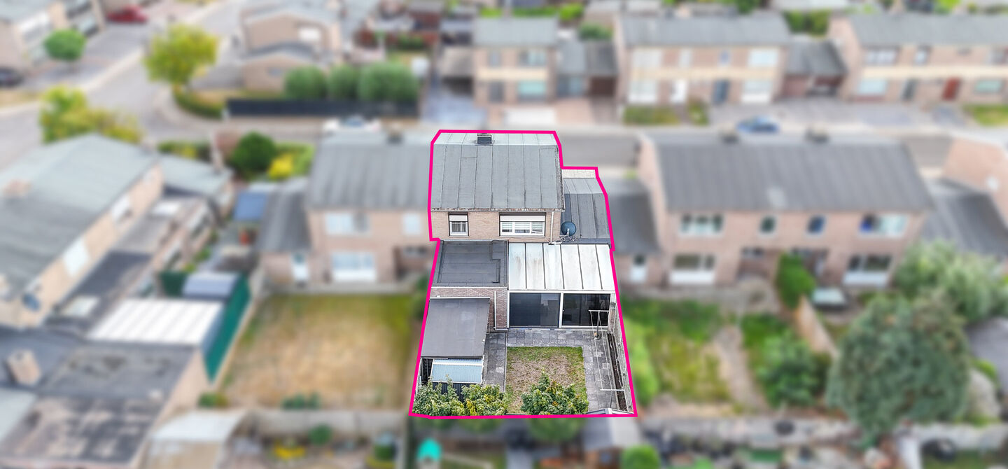 Ontdek deze instapklare woning aan de Oudstrijderslaan 37 in Heusden-Zolder, een ideale gezinswoning die in 2017 volledig gerenoveerd werd. Met maar liefst 4 slaapkamers, een vernieuwd dak, ramen en deuren in PVC met dubbel glas én rolluiken, geniet je h