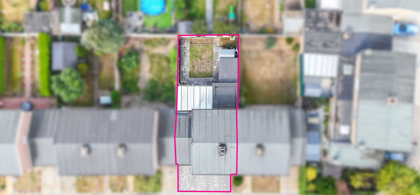 Ontdek deze instapklare woning aan de Oudstrijderslaan 37 in Heusden-Zolder, een ideale gezinswoning die in 2017 volledig gerenoveerd werd. Met maar liefst 4 slaapkamers, een vernieuwd dak, ramen en deuren in PVC met dubbel glas én rolluiken, geniet je h