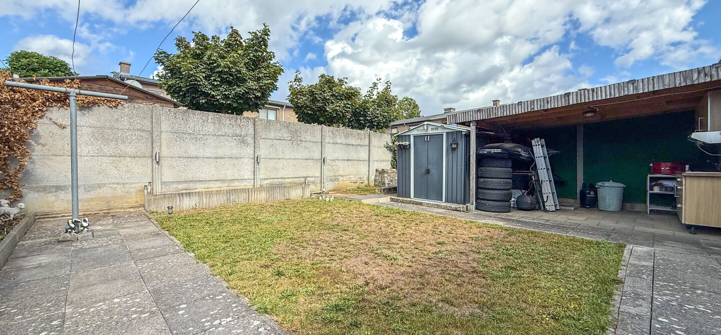 Ontdek deze instapklare woning aan de Oudstrijderslaan 37 in Heusden-Zolder, een ideale gezinswoning die in 2017 volledig gerenoveerd werd. Met maar liefst 4 slaapkamers, een vernieuwd dak, ramen en deuren in PVC met dubbel glas én rolluiken, geniet je h