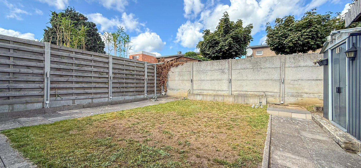 Ontdek deze instapklare woning aan de Oudstrijderslaan 37 in Heusden-Zolder, een ideale gezinswoning die in 2017 volledig gerenoveerd werd. Met maar liefst 4 slaapkamers, een vernieuwd dak, ramen en deuren in PVC met dubbel glas én rolluiken, geniet je h
