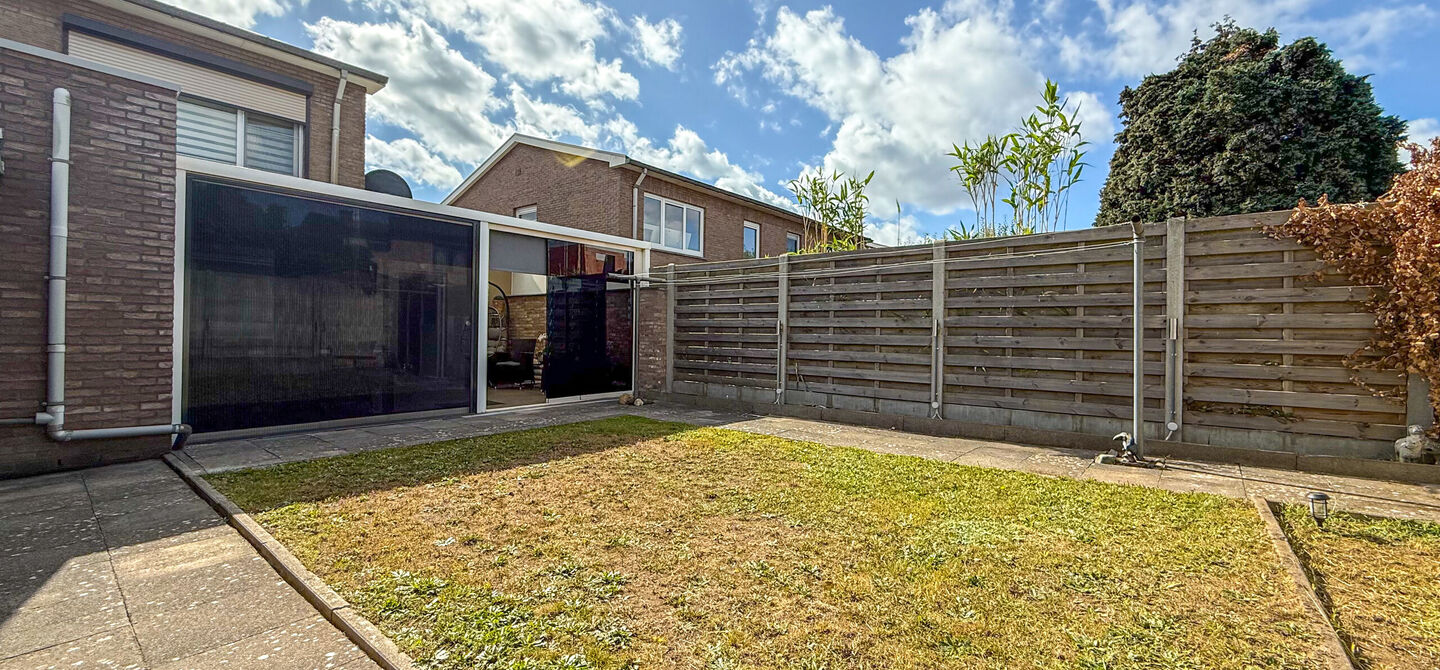 Ontdek deze instapklare woning aan de Oudstrijderslaan 37 in Heusden-Zolder, een ideale gezinswoning die in 2017 volledig gerenoveerd werd. Met maar liefst 4 slaapkamers, een vernieuwd dak, ramen en deuren in PVC met dubbel glas én rolluiken, geniet je h