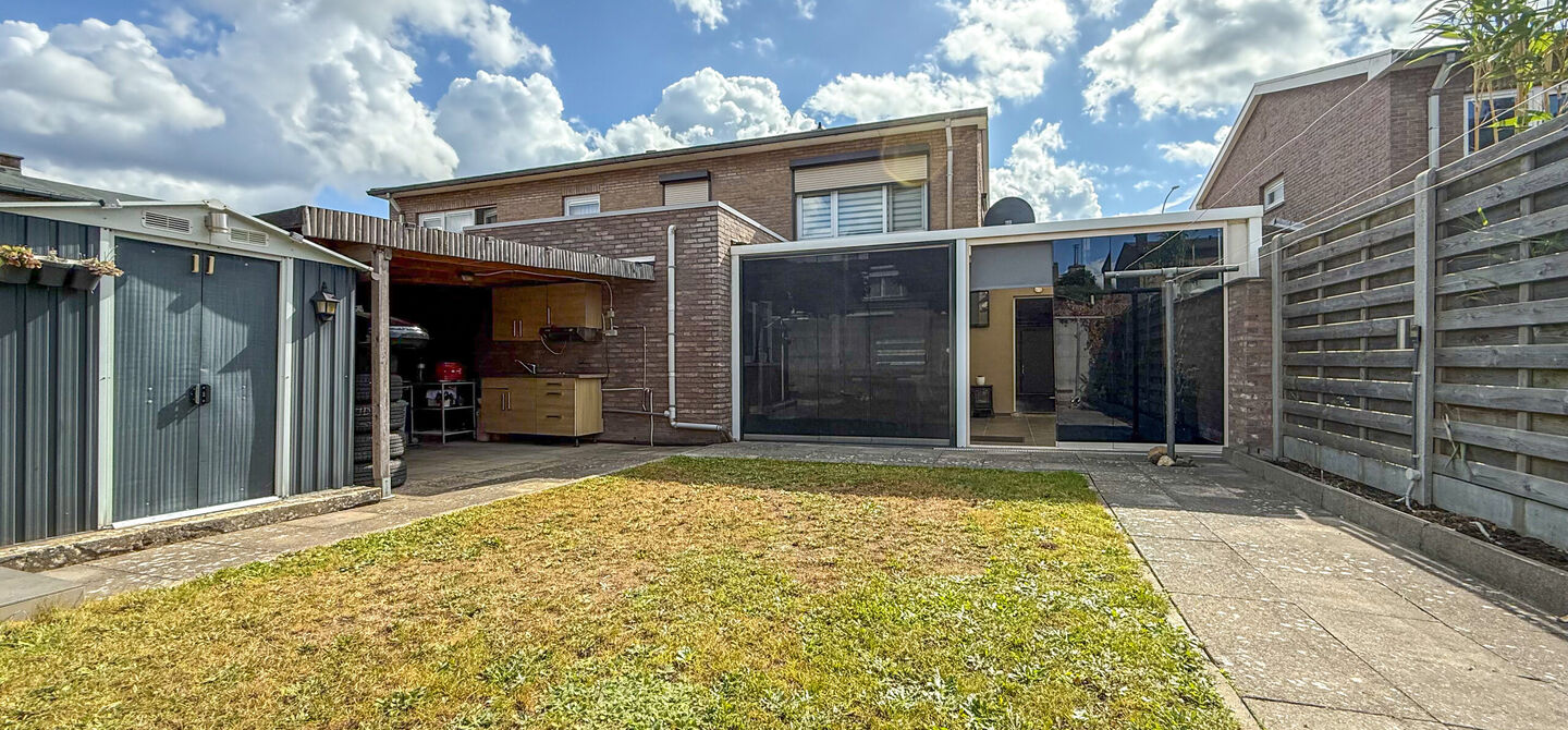Ontdek deze instapklare woning aan de Oudstrijderslaan 37 in Heusden-Zolder, een ideale gezinswoning die in 2017 volledig gerenoveerd werd. Met maar liefst 4 slaapkamers, een vernieuwd dak, ramen en deuren in PVC met dubbel glas én rolluiken, geniet je h