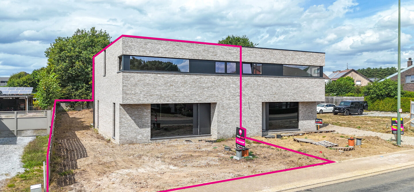 !Laatste woning!

Bij ImmoFusion 7/7 “open huis” : klik op onze 3D-TOUR.
Ervaar vastgoed alsof je er zelf doorloopt!

Stap binnen in deze ruime en lichtrijke nieuwbouw casco woning, gelegen in de Schootstraat 139 te Heusden-Zolder. Deze woning biedt e