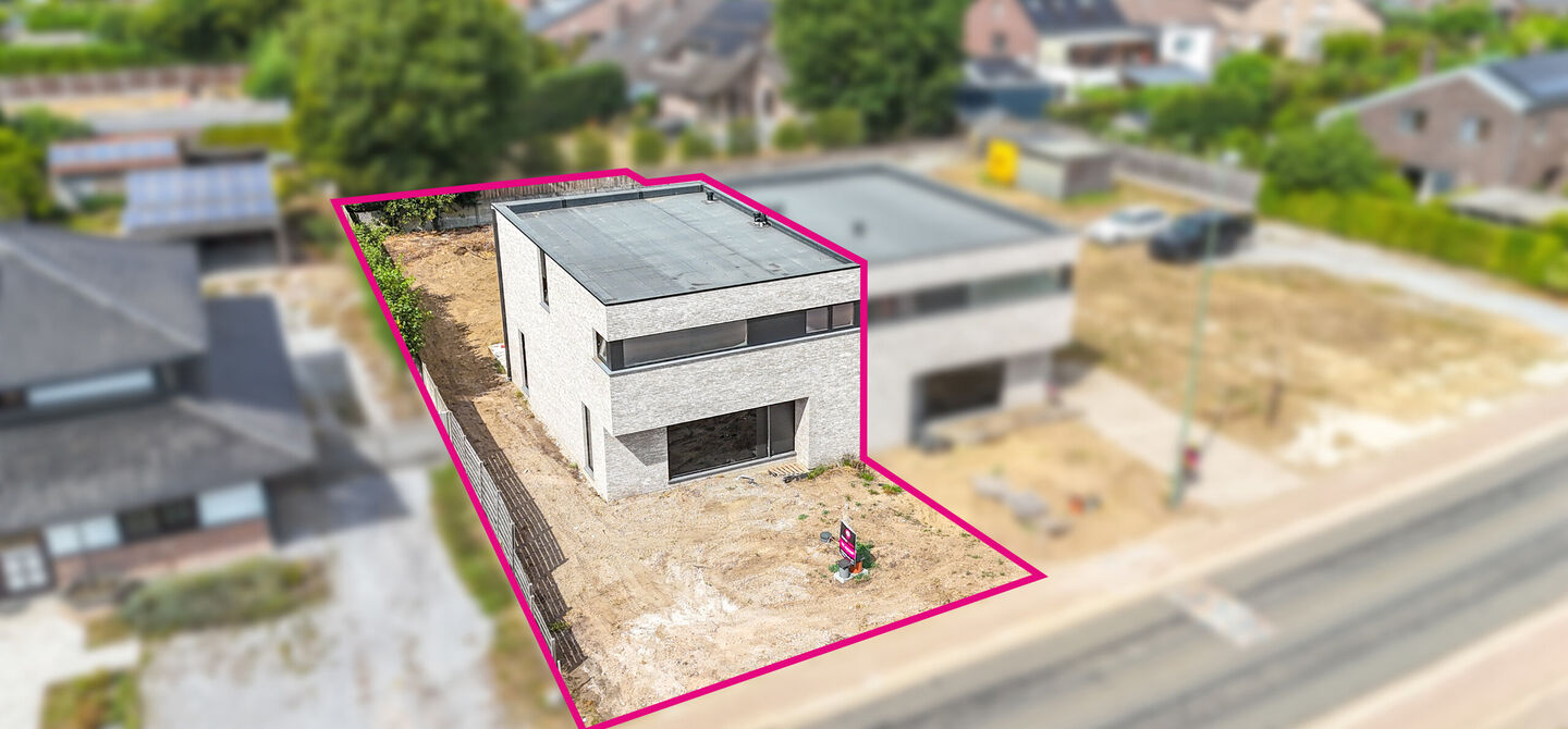 !Laatste woning!

Bij ImmoFusion 7/7 “open huis” : klik op onze 3D-TOUR.
Ervaar vastgoed alsof je er zelf doorloopt!

Stap binnen in deze ruime en lichtrijke nieuwbouw casco woning, gelegen in de Schootstraat 139 te Heusden-Zolder. Deze woning biedt e