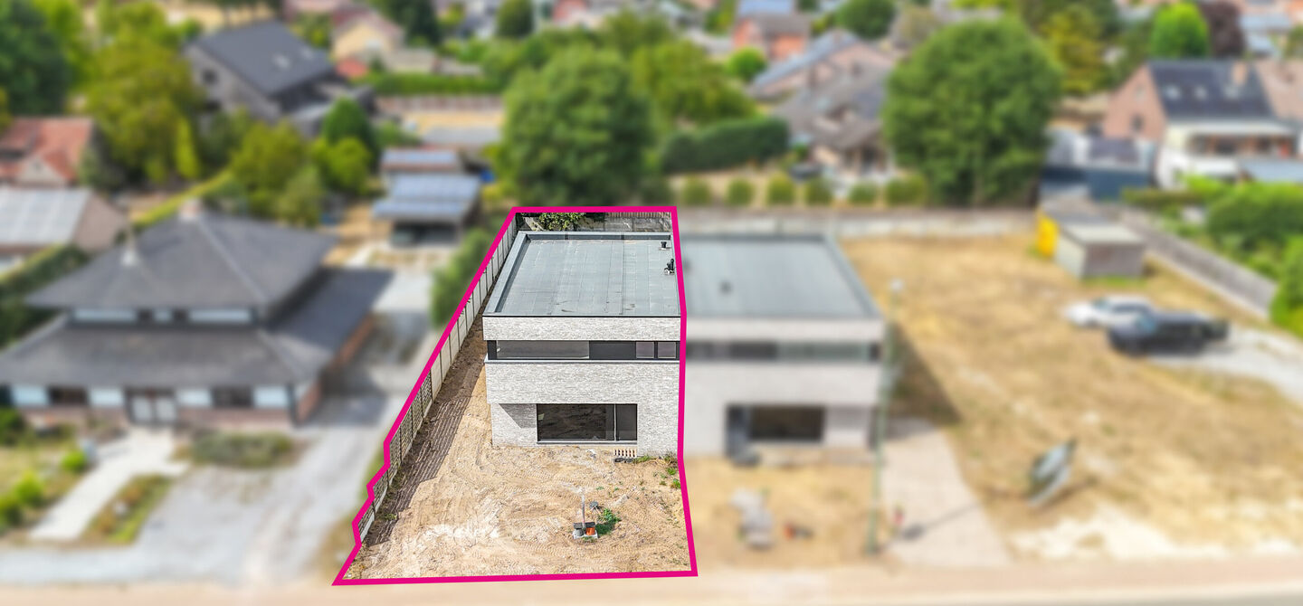 !Laatste woning!

Bij ImmoFusion 7/7 “open huis” : klik op onze 3D-TOUR.
Ervaar vastgoed alsof je er zelf doorloopt!

Stap binnen in deze ruime en lichtrijke nieuwbouw casco woning, gelegen in de Schootstraat 139 te Heusden-Zolder. Deze woning biedt e