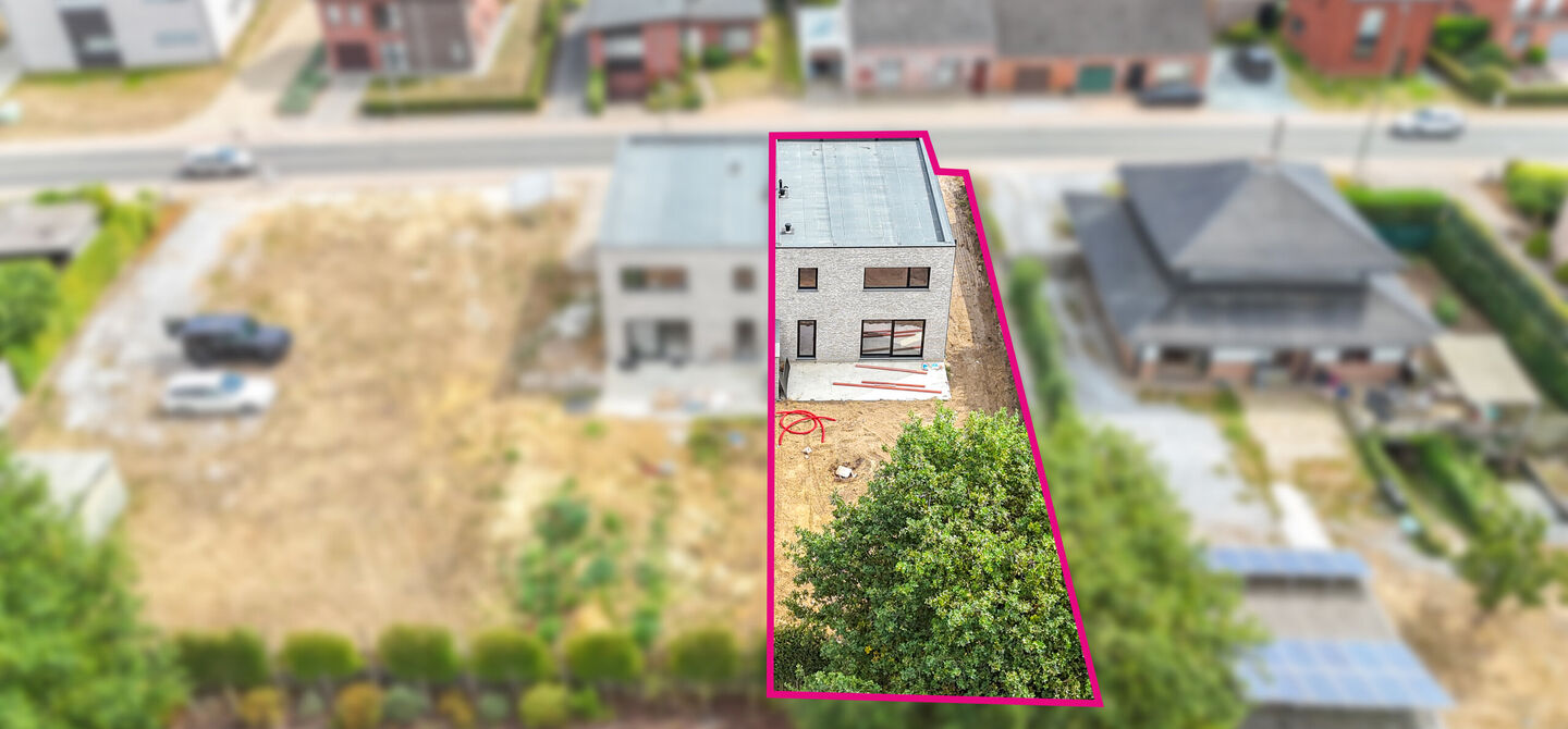 !Laatste woning!

Bij ImmoFusion 7/7 “open huis” : klik op onze 3D-TOUR.
Ervaar vastgoed alsof je er zelf doorloopt!

Stap binnen in deze ruime en lichtrijke nieuwbouw casco woning, gelegen in de Schootstraat 139 te Heusden-Zolder. Deze woning biedt e
