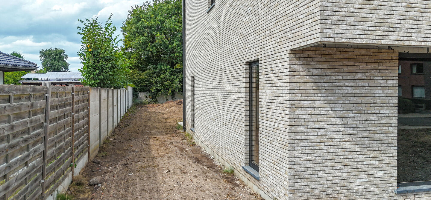 !Laatste woning!

Bij ImmoFusion 7/7 “open huis” : klik op onze 3D-TOUR.
Ervaar vastgoed alsof je er zelf doorloopt!

Stap binnen in deze ruime en lichtrijke nieuwbouw casco woning, gelegen in de Schootstraat 139 te Heusden-Zolder. Deze woning biedt e