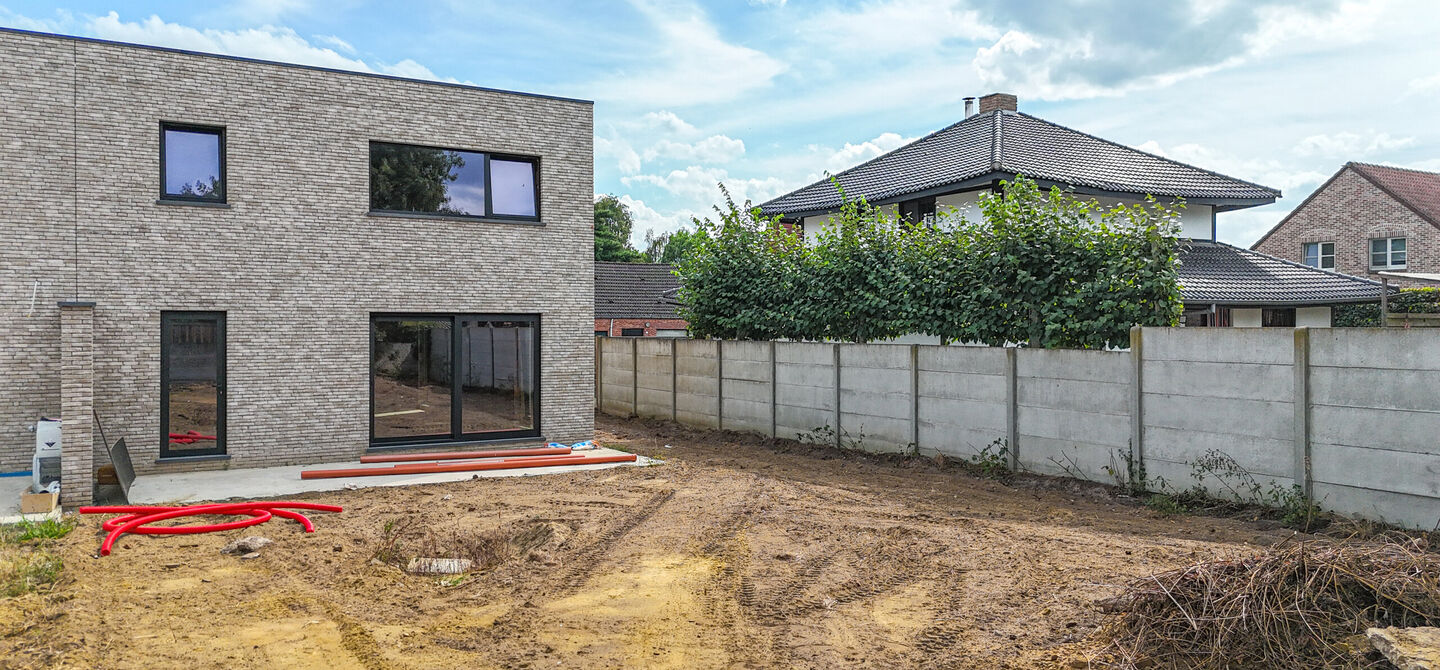 !Laatste woning!

Bij ImmoFusion 7/7 “open huis” : klik op onze 3D-TOUR.
Ervaar vastgoed alsof je er zelf doorloopt!

Stap binnen in deze ruime en lichtrijke nieuwbouw casco woning, gelegen in de Schootstraat 139 te Heusden-Zolder. Deze woning biedt e