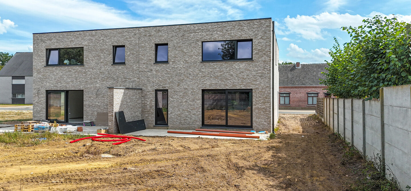 !Laatste woning!

Bij ImmoFusion 7/7 “open huis” : klik op onze 3D-TOUR.
Ervaar vastgoed alsof je er zelf doorloopt!

Stap binnen in deze ruime en lichtrijke nieuwbouw casco woning, gelegen in de Schootstraat 139 te Heusden-Zolder. Deze woning biedt e