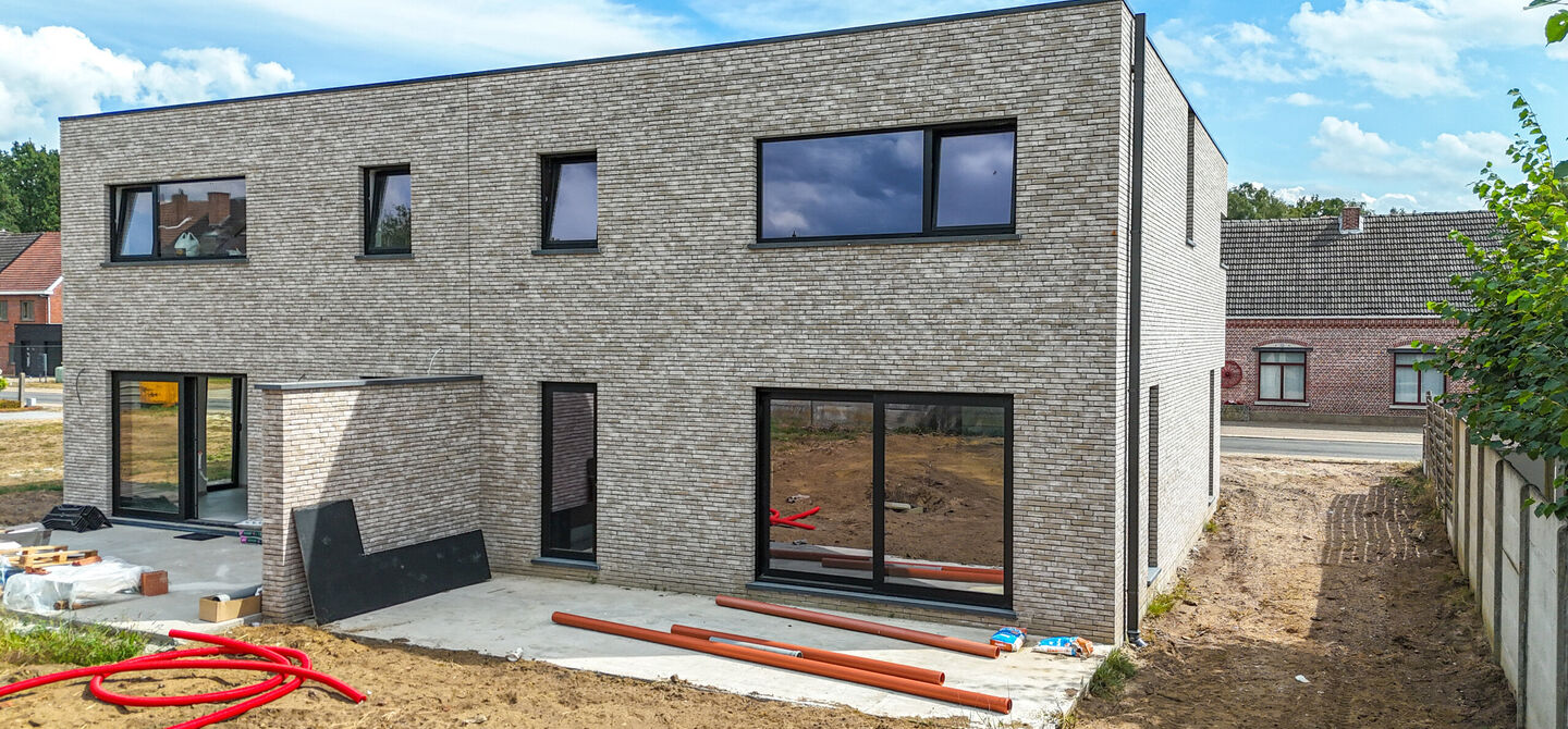 !Laatste woning!

Bij ImmoFusion 7/7 “open huis” : klik op onze 3D-TOUR.
Ervaar vastgoed alsof je er zelf doorloopt!

Stap binnen in deze ruime en lichtrijke nieuwbouw casco woning, gelegen in de Schootstraat 139 te Heusden-Zolder. Deze woning biedt e