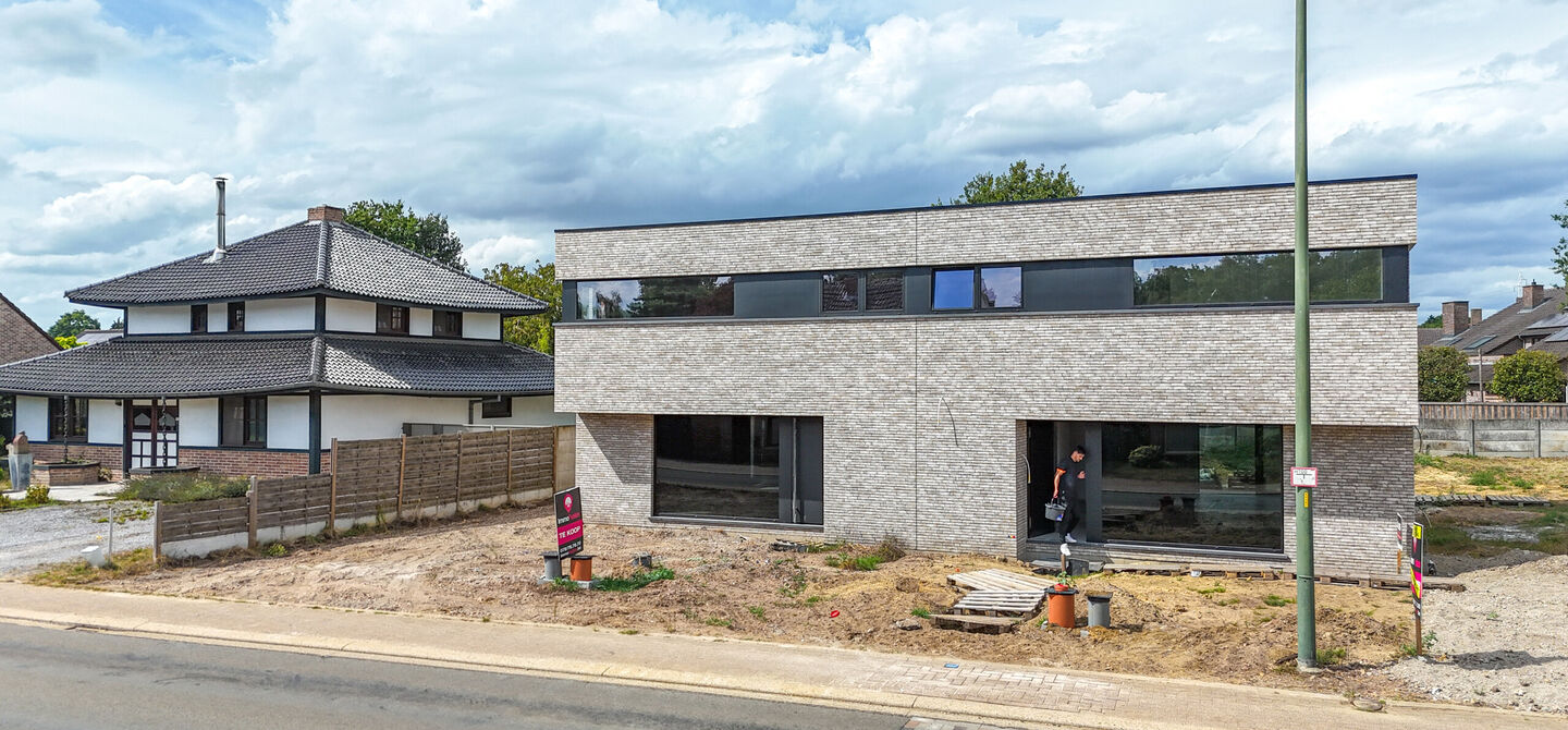 !Laatste woning!

Bij ImmoFusion 7/7 “open huis” : klik op onze 3D-TOUR.
Ervaar vastgoed alsof je er zelf doorloopt!

Stap binnen in deze ruime en lichtrijke nieuwbouw casco woning, gelegen in de Schootstraat 139 te Heusden-Zolder. Deze woning biedt e