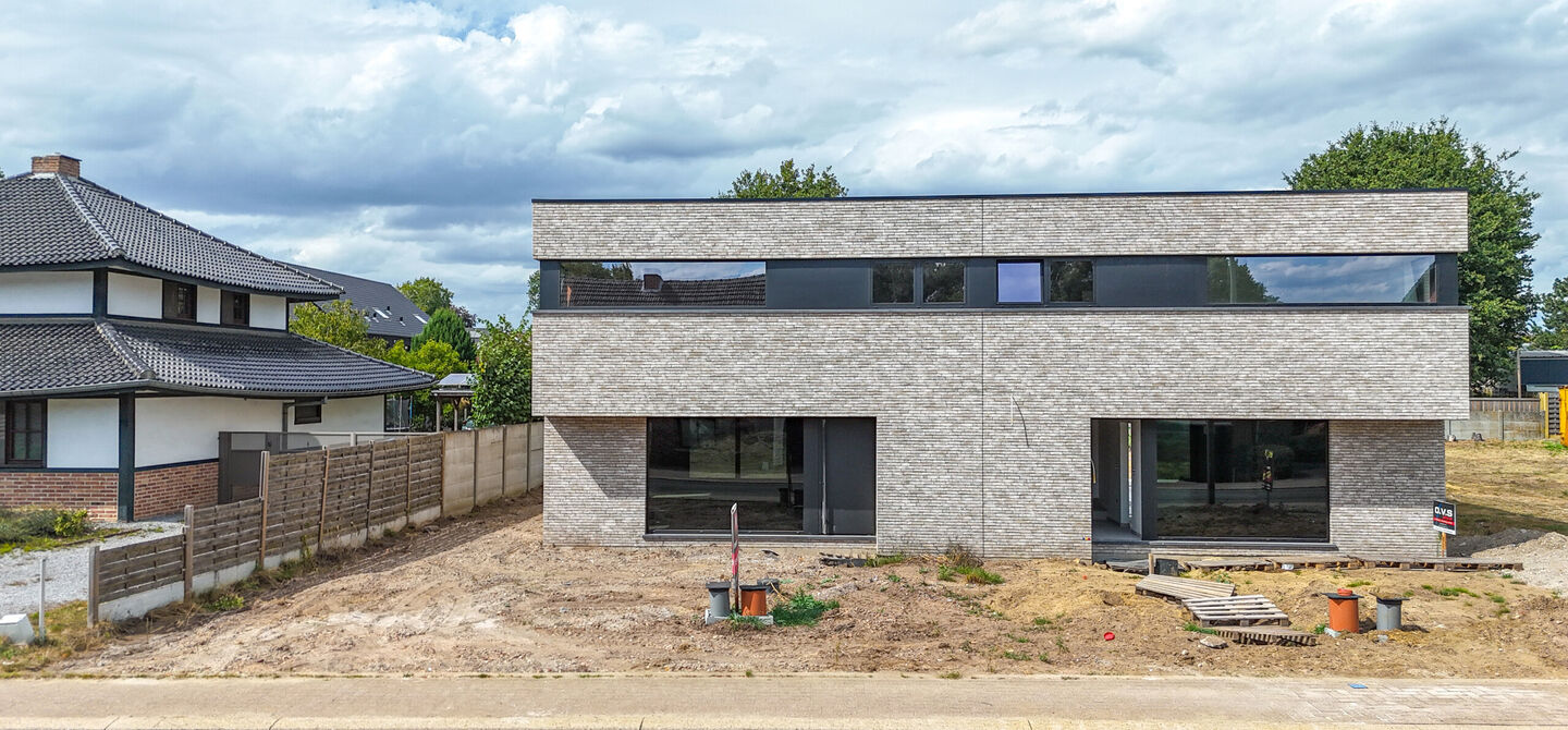 !Laatste woning!

Bij ImmoFusion 7/7 “open huis” : klik op onze 3D-TOUR.
Ervaar vastgoed alsof je er zelf doorloopt!

Stap binnen in deze ruime en lichtrijke nieuwbouw casco woning, gelegen in de Schootstraat 139 te Heusden-Zolder. Deze woning biedt e