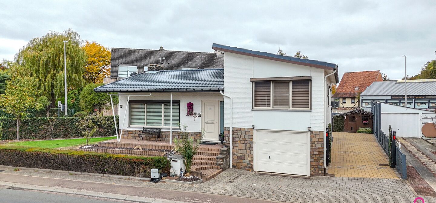 Bij ImmoFusion 7/7 “open huis”: klik op onze 3D-TOUR.
Ervaar vastgoed alsof je er zelf doorloopt!

Ontdek deze charmante open bebouwing aan de Edward Staintonstraat 17 in Heusden-Zolder, perfect gelegen in het centrum van Heusden. Deze woning met een 