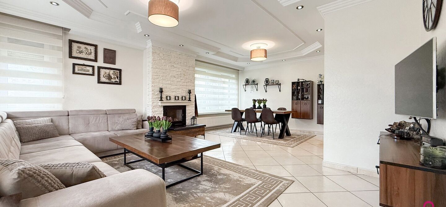 Bij ImmoFusion 7/7 “open huis”: klik op onze 3D-TOUR.
Ervaar vastgoed alsof je er zelf doorloopt!

Ontdek deze charmante open bebouwing aan de Edward Staintonstraat 17 in Heusden-Zolder, perfect gelegen in het centrum van Heusden. Deze woning met een 