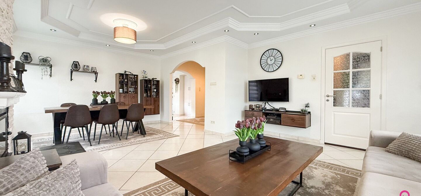 Bij ImmoFusion 7/7 “open huis”: klik op onze 3D-TOUR.
Ervaar vastgoed alsof je er zelf doorloopt!

Ontdek deze charmante open bebouwing aan de Edward Staintonstraat 17 in Heusden-Zolder, perfect gelegen in het centrum van Heusden. Deze woning met een 