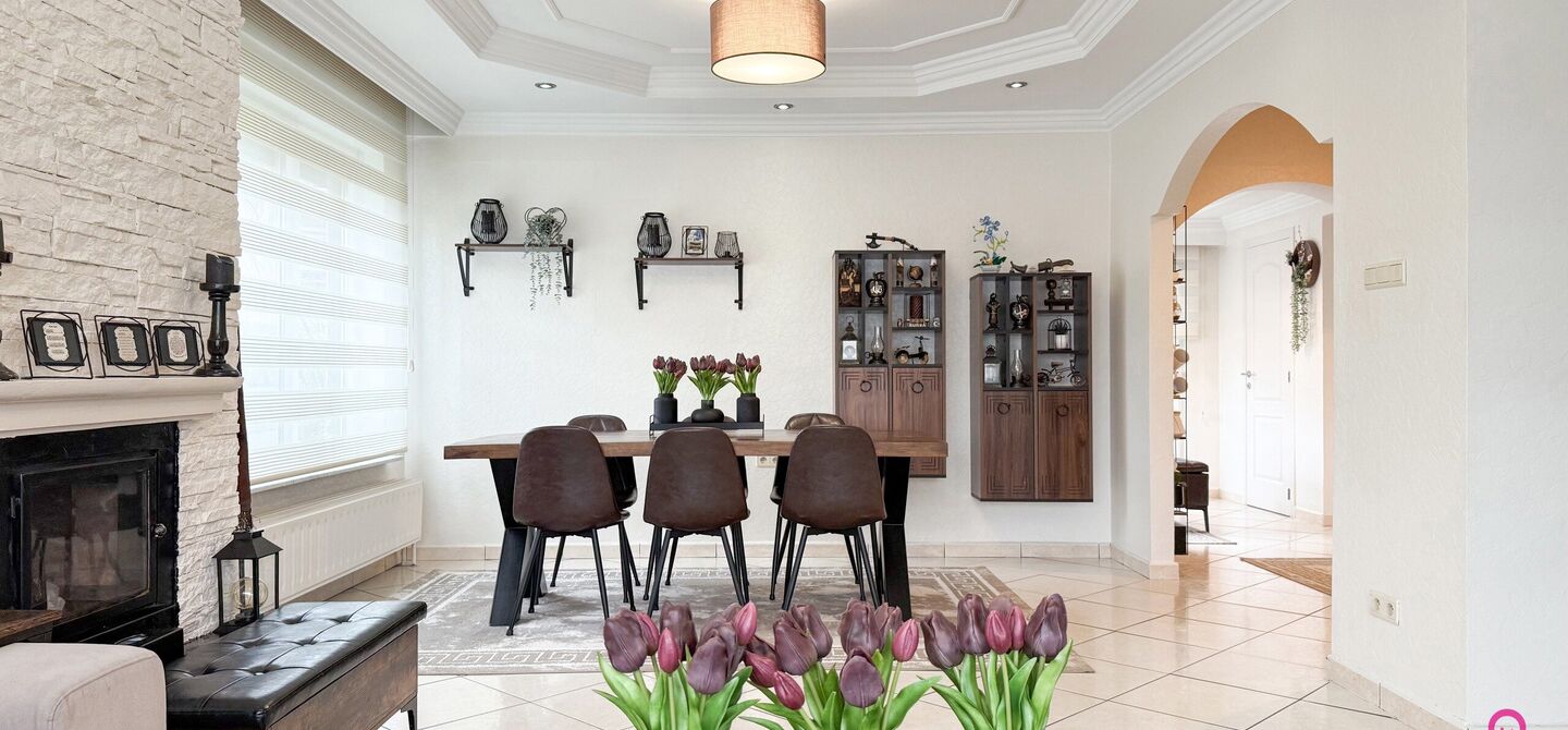 Bij ImmoFusion 7/7 “open huis”: klik op onze 3D-TOUR.
Ervaar vastgoed alsof je er zelf doorloopt!

Ontdek deze charmante open bebouwing aan de Edward Staintonstraat 17 in Heusden-Zolder, perfect gelegen in het centrum van Heusden. Deze woning met een 