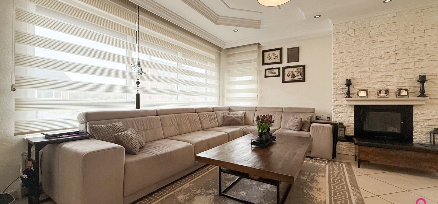 Bij ImmoFusion 7/7 “open huis”: klik op onze 3D-TOUR.
Ervaar vastgoed alsof je er zelf doorloopt!

Ontdek deze charmante open bebouwing aan de Edward Staintonstraat 17 in Heusden-Zolder, perfect gelegen in het centrum van Heusden. Deze woning met een 