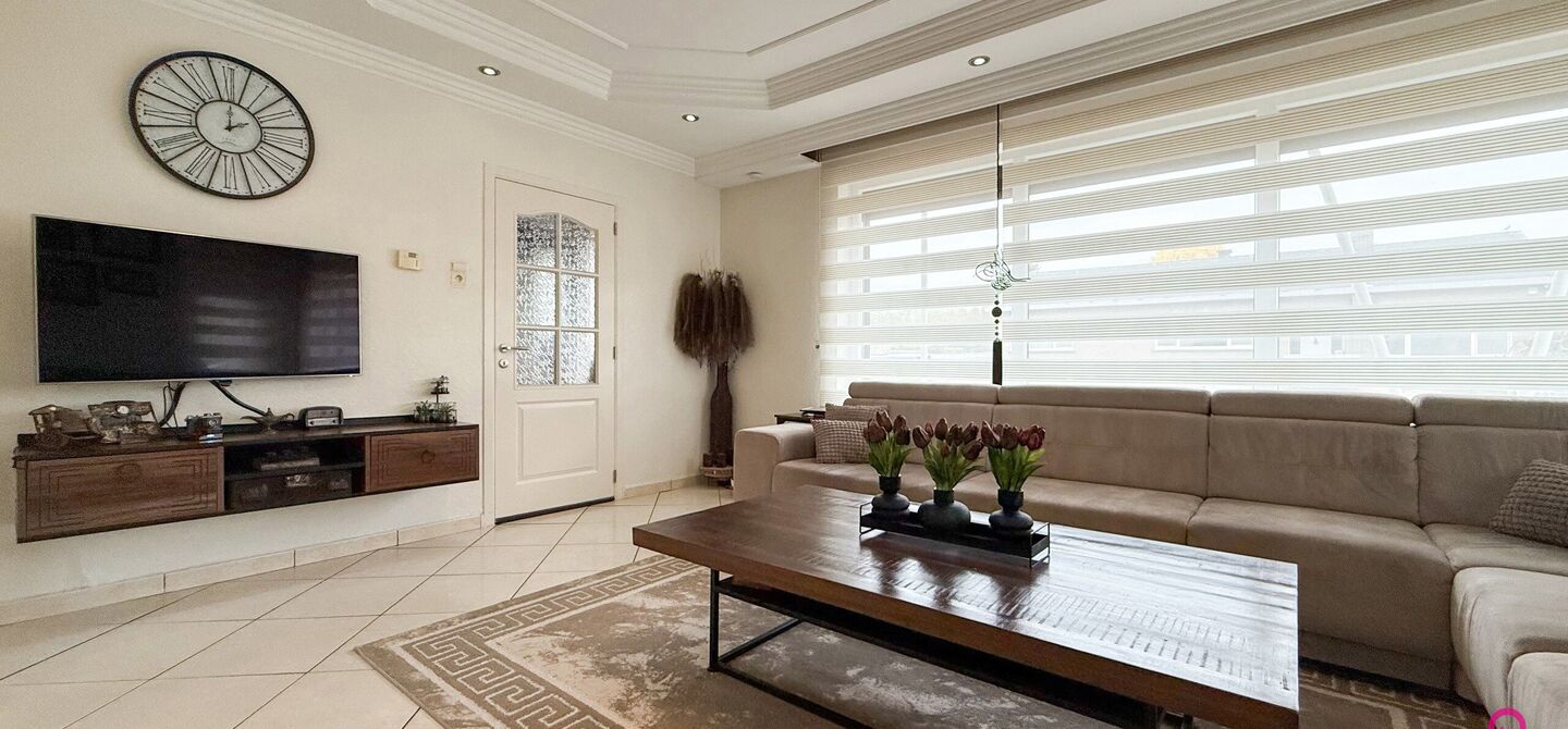 Bij ImmoFusion 7/7 “open huis”: klik op onze 3D-TOUR.
Ervaar vastgoed alsof je er zelf doorloopt!

Ontdek deze charmante open bebouwing aan de Edward Staintonstraat 17 in Heusden-Zolder, perfect gelegen in het centrum van Heusden. Deze woning met een 