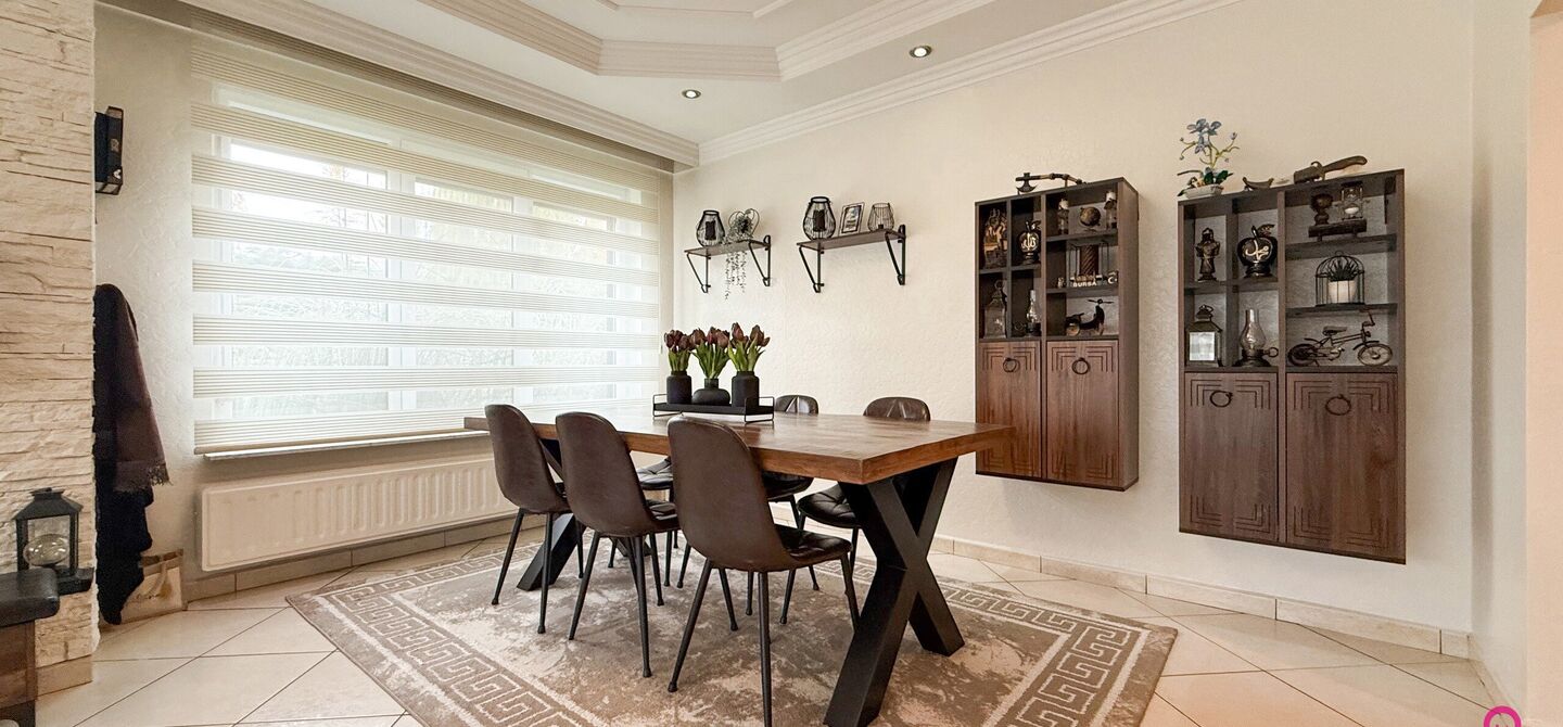 Bij ImmoFusion 7/7 “open huis”: klik op onze 3D-TOUR.
Ervaar vastgoed alsof je er zelf doorloopt!

Ontdek deze charmante open bebouwing aan de Edward Staintonstraat 17 in Heusden-Zolder, perfect gelegen in het centrum van Heusden. Deze woning met een 