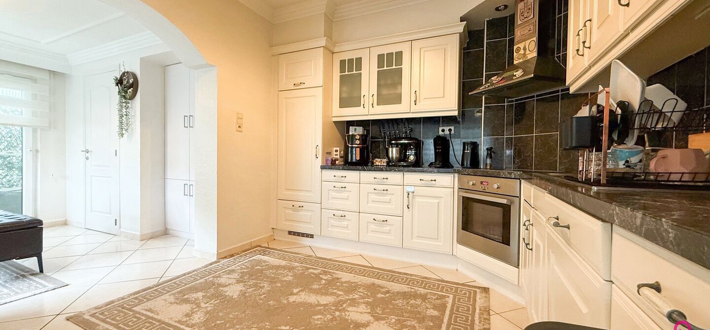 Bij ImmoFusion 7/7 “open huis”: klik op onze 3D-TOUR.
Ervaar vastgoed alsof je er zelf doorloopt!

Ontdek deze charmante open bebouwing aan de Edward Staintonstraat 17 in Heusden-Zolder, perfect gelegen in het centrum van Heusden. Deze woning met een 