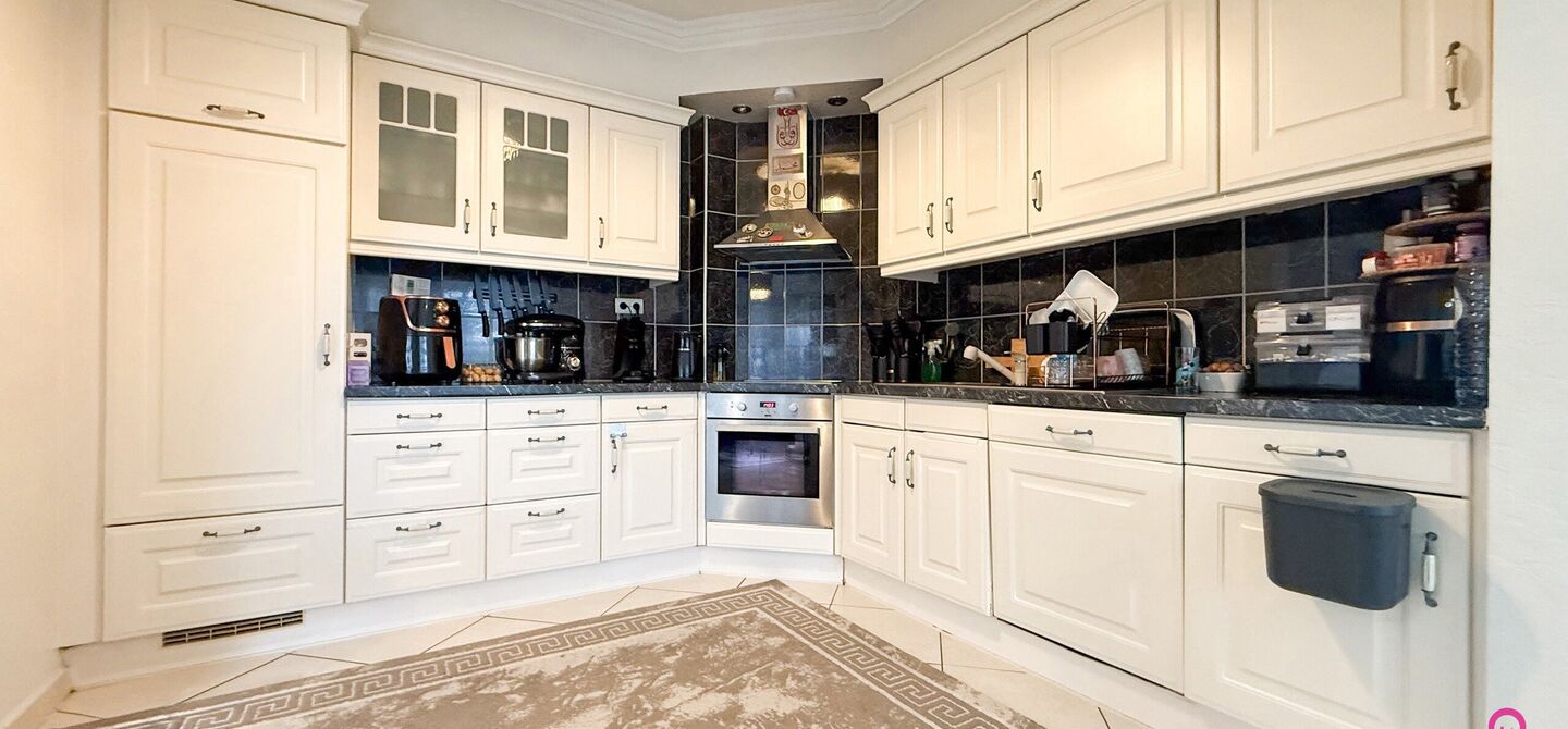 Bij ImmoFusion 7/7 “open huis”: klik op onze 3D-TOUR.
Ervaar vastgoed alsof je er zelf doorloopt!

Ontdek deze charmante open bebouwing aan de Edward Staintonstraat 17 in Heusden-Zolder, perfect gelegen in het centrum van Heusden. Deze woning met een 