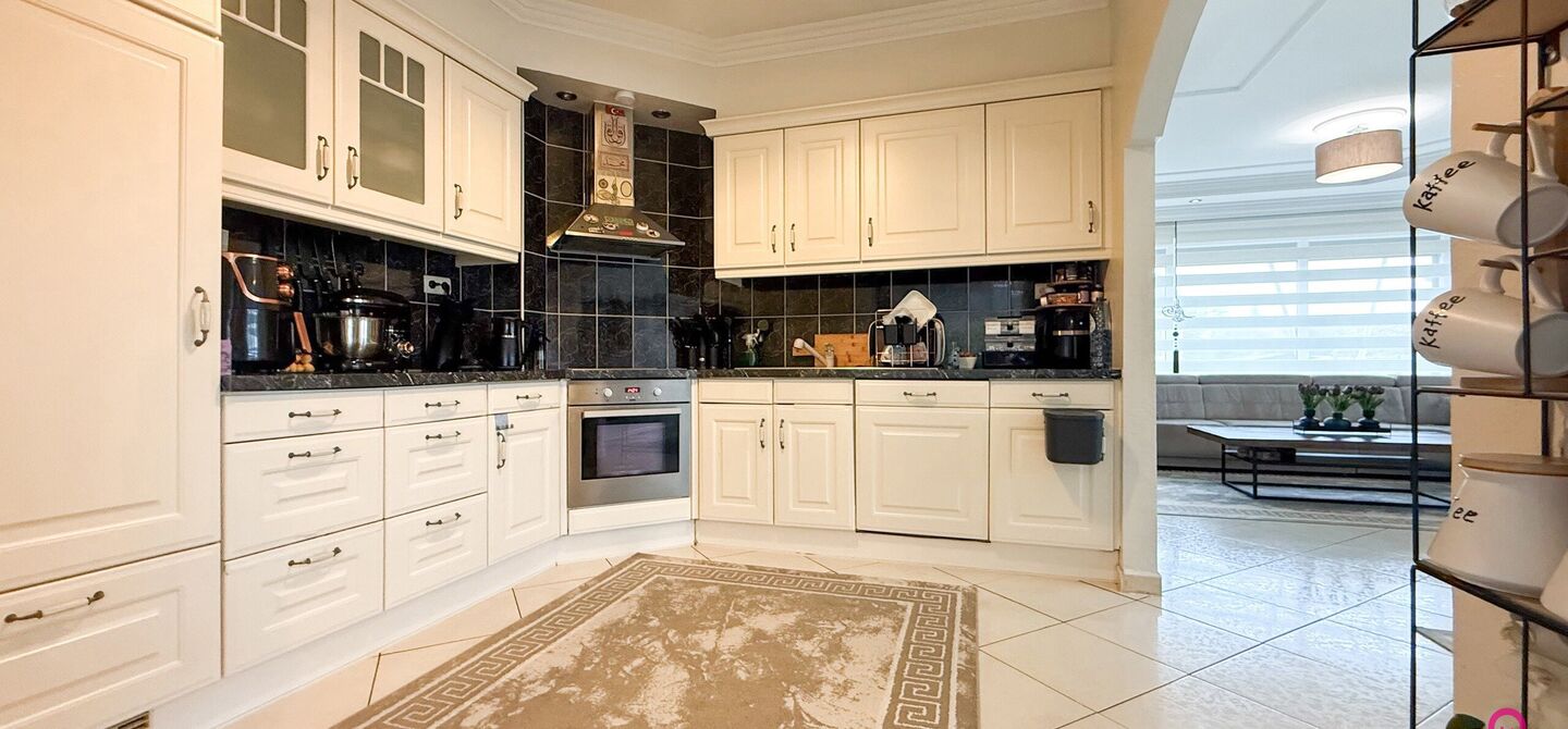 Bij ImmoFusion 7/7 “open huis”: klik op onze 3D-TOUR.
Ervaar vastgoed alsof je er zelf doorloopt!

Ontdek deze charmante open bebouwing aan de Edward Staintonstraat 17 in Heusden-Zolder, perfect gelegen in het centrum van Heusden. Deze woning met een 