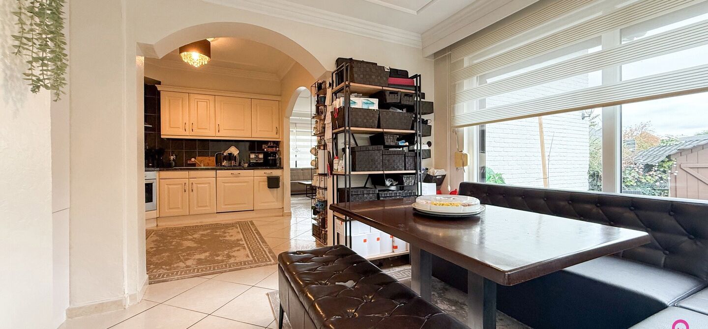 Bij ImmoFusion 7/7 “open huis”: klik op onze 3D-TOUR.
Ervaar vastgoed alsof je er zelf doorloopt!

Ontdek deze charmante open bebouwing aan de Edward Staintonstraat 17 in Heusden-Zolder, perfect gelegen in het centrum van Heusden. Deze woning met een 