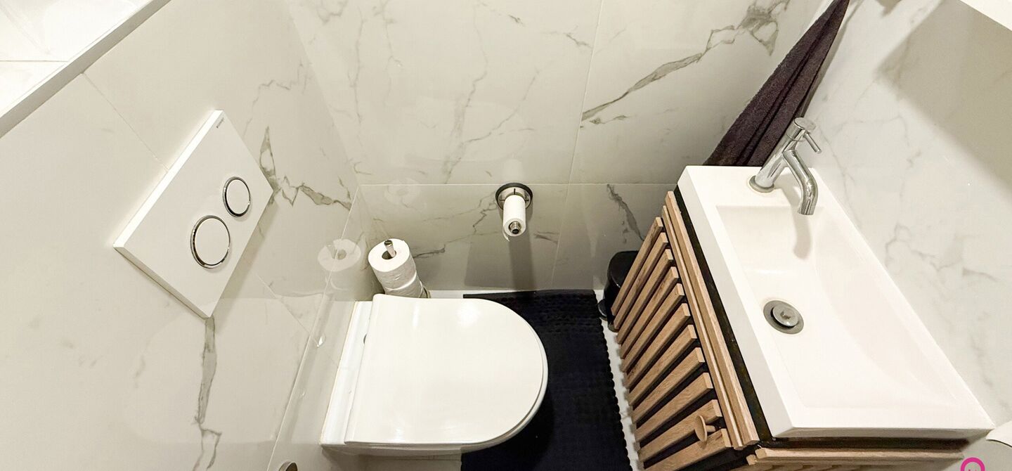 Bij ImmoFusion 7/7 “open huis”: klik op onze 3D-TOUR.
Ervaar vastgoed alsof je er zelf doorloopt!

Ontdek deze charmante open bebouwing aan de Edward Staintonstraat 17 in Heusden-Zolder, perfect gelegen in het centrum van Heusden. Deze woning met een 