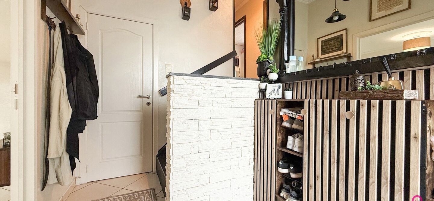 Bij ImmoFusion 7/7 “open huis”: klik op onze 3D-TOUR.
Ervaar vastgoed alsof je er zelf doorloopt!

Ontdek deze charmante open bebouwing aan de Edward Staintonstraat 17 in Heusden-Zolder, perfect gelegen in het centrum van Heusden. Deze woning met een 