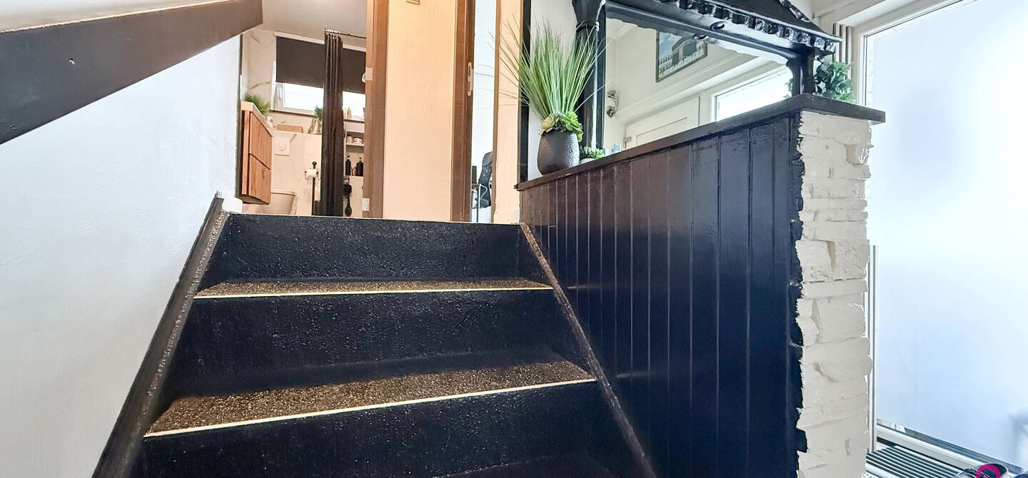 Bij ImmoFusion 7/7 “open huis”: klik op onze 3D-TOUR.
Ervaar vastgoed alsof je er zelf doorloopt!

Ontdek deze charmante open bebouwing aan de Edward Staintonstraat 17 in Heusden-Zolder, perfect gelegen in het centrum van Heusden. Deze woning met een 