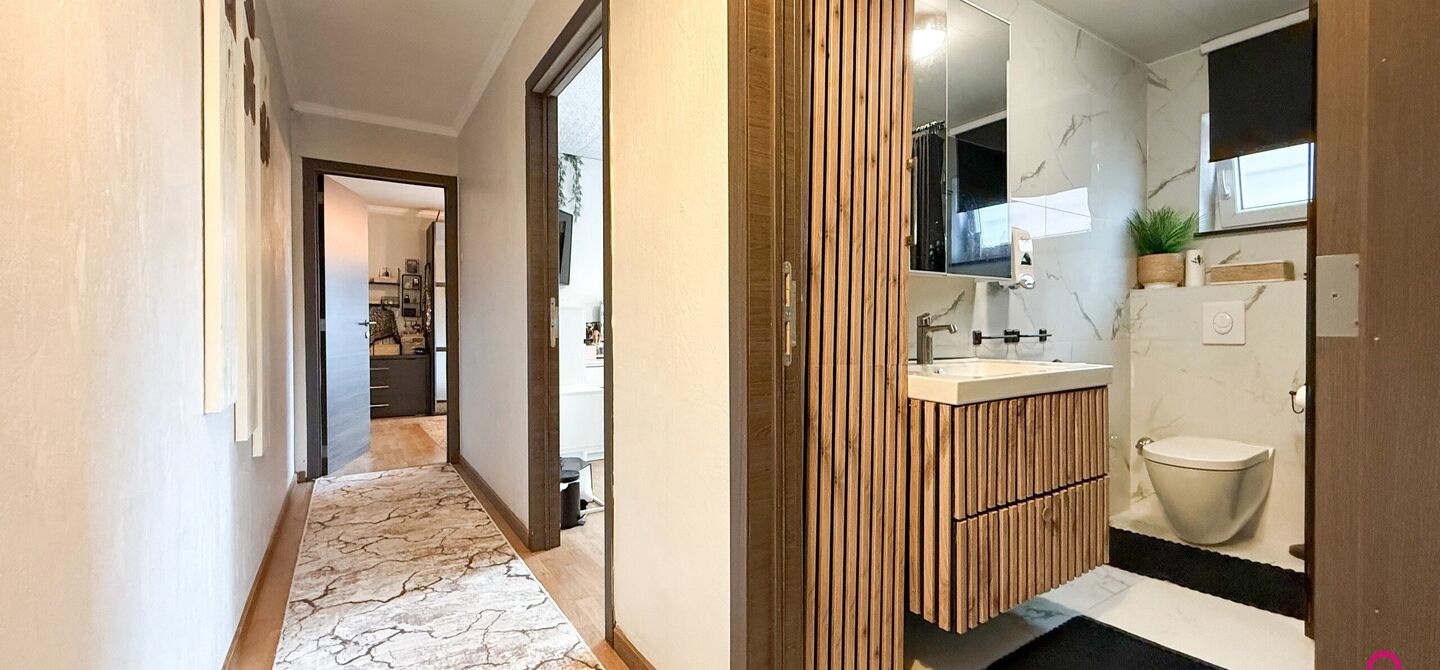 Bij ImmoFusion 7/7 “open huis”: klik op onze 3D-TOUR.
Ervaar vastgoed alsof je er zelf doorloopt!

Ontdek deze charmante open bebouwing aan de Edward Staintonstraat 17 in Heusden-Zolder, perfect gelegen in het centrum van Heusden. Deze woning met een 