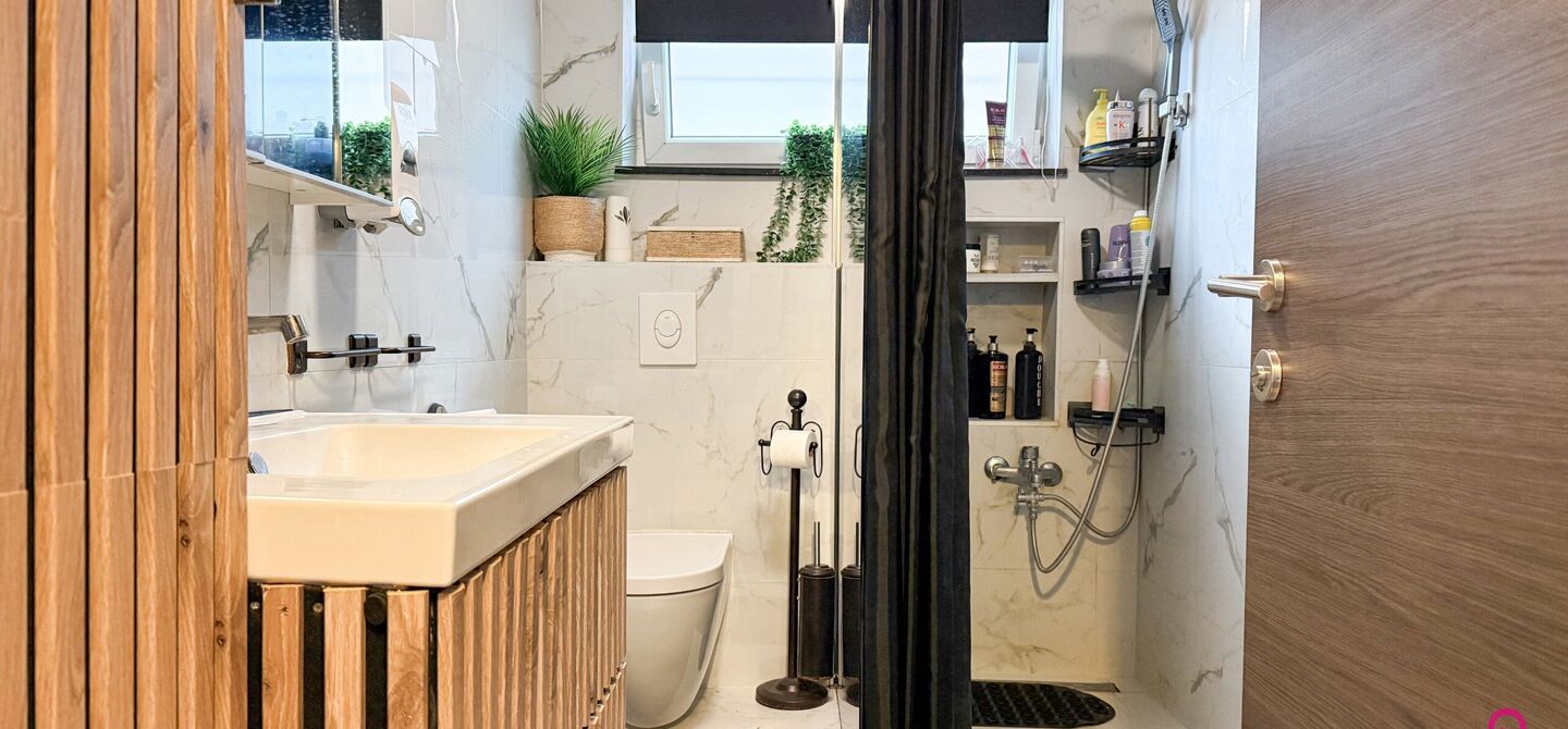 Bij ImmoFusion 7/7 “open huis”: klik op onze 3D-TOUR.
Ervaar vastgoed alsof je er zelf doorloopt!

Ontdek deze charmante open bebouwing aan de Edward Staintonstraat 17 in Heusden-Zolder, perfect gelegen in het centrum van Heusden. Deze woning met een 