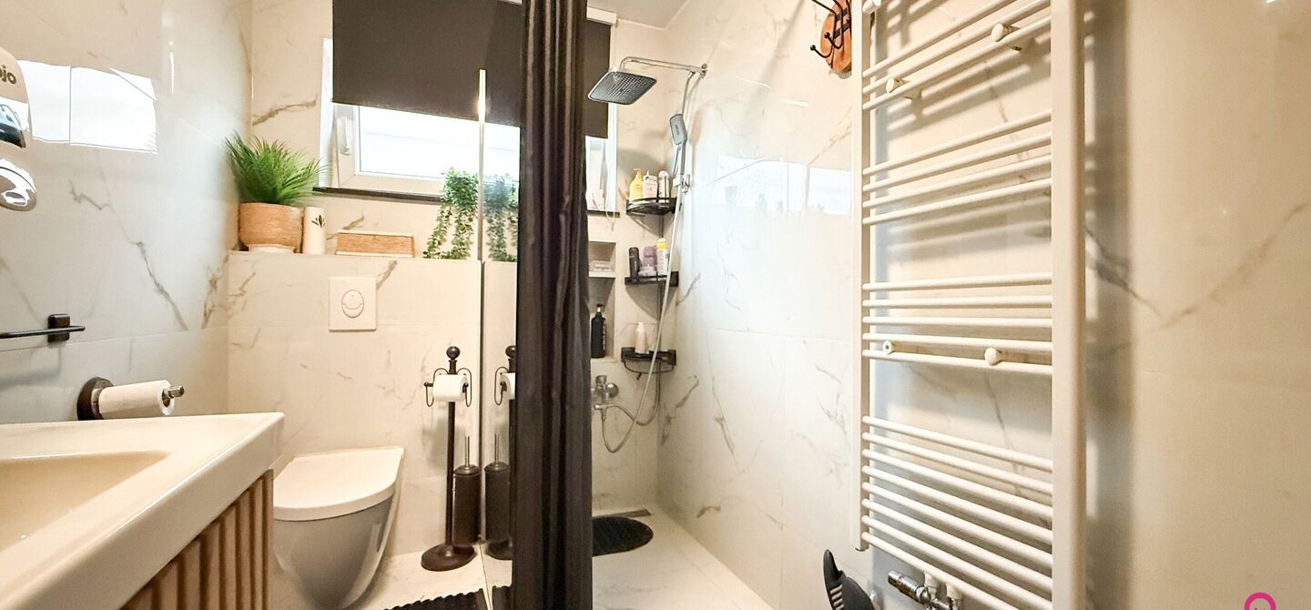 Bij ImmoFusion 7/7 “open huis”: klik op onze 3D-TOUR.
Ervaar vastgoed alsof je er zelf doorloopt!

Ontdek deze charmante open bebouwing aan de Edward Staintonstraat 17 in Heusden-Zolder, perfect gelegen in het centrum van Heusden. Deze woning met een 