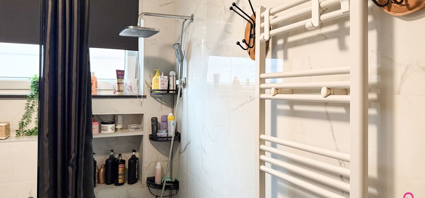 Bij ImmoFusion 7/7 “open huis”: klik op onze 3D-TOUR.
Ervaar vastgoed alsof je er zelf doorloopt!

Ontdek deze charmante open bebouwing aan de Edward Staintonstraat 17 in Heusden-Zolder, perfect gelegen in het centrum van Heusden. Deze woning met een 