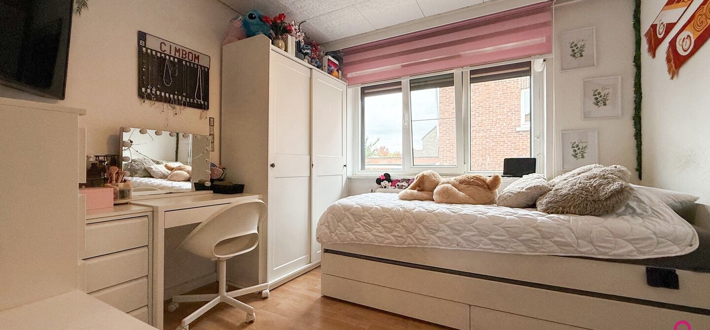 Bij ImmoFusion 7/7 “open huis”: klik op onze 3D-TOUR.
Ervaar vastgoed alsof je er zelf doorloopt!

Ontdek deze charmante open bebouwing aan de Edward Staintonstraat 17 in Heusden-Zolder, perfect gelegen in het centrum van Heusden. Deze woning met een 