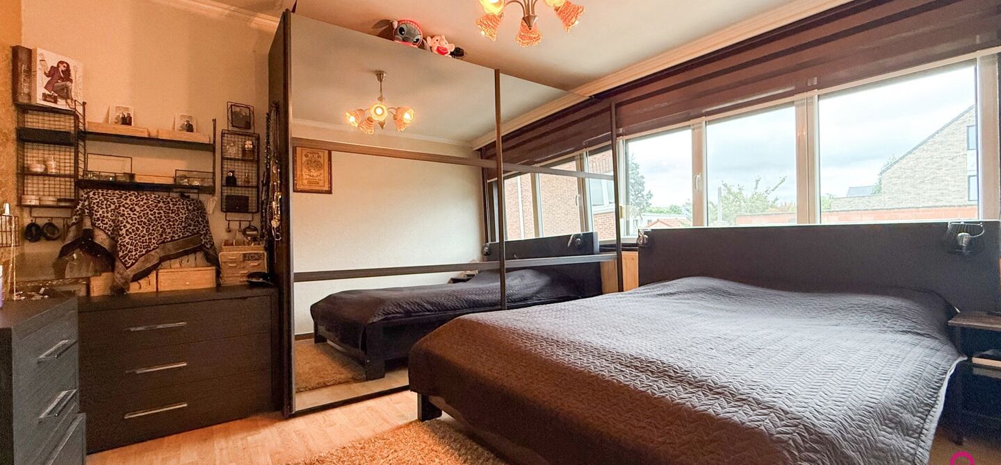 Bij ImmoFusion 7/7 “open huis”: klik op onze 3D-TOUR.
Ervaar vastgoed alsof je er zelf doorloopt!

Ontdek deze charmante open bebouwing aan de Edward Staintonstraat 17 in Heusden-Zolder, perfect gelegen in het centrum van Heusden. Deze woning met een 