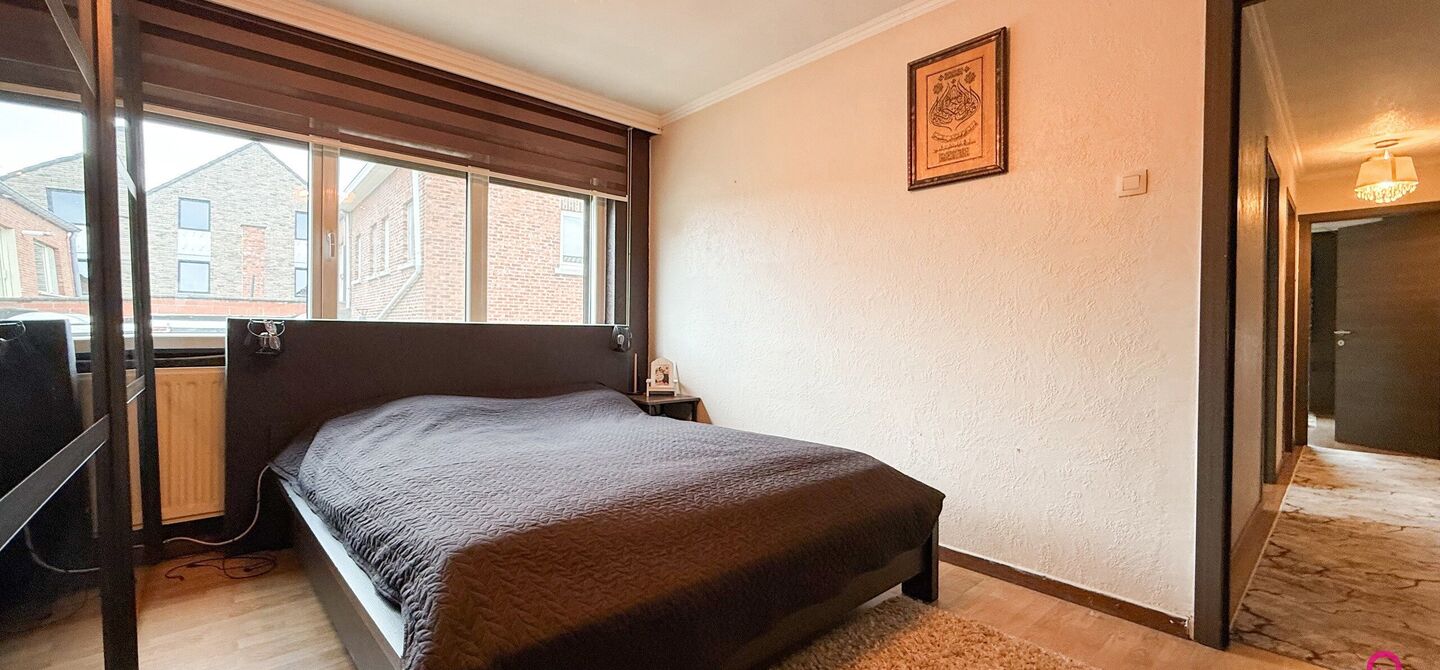 Bij ImmoFusion 7/7 “open huis”: klik op onze 3D-TOUR.
Ervaar vastgoed alsof je er zelf doorloopt!

Ontdek deze charmante open bebouwing aan de Edward Staintonstraat 17 in Heusden-Zolder, perfect gelegen in het centrum van Heusden. Deze woning met een 